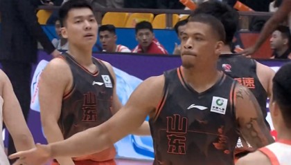 南宫体育-CBA山东男篮逆转江苏，新外援首秀8分，珀赛尔37分陈林坚立功|克里斯|亨特|约翰逊|庞峥麟|高诗岩_新浪体育_新浪新闻
