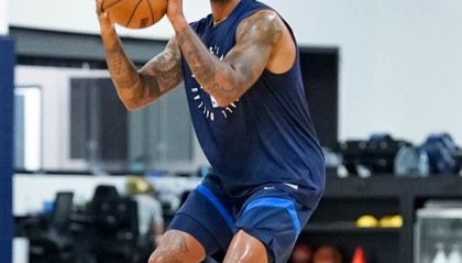 独行侠新援拉塞尔投入训练，官方发布多图展现季前备战状态